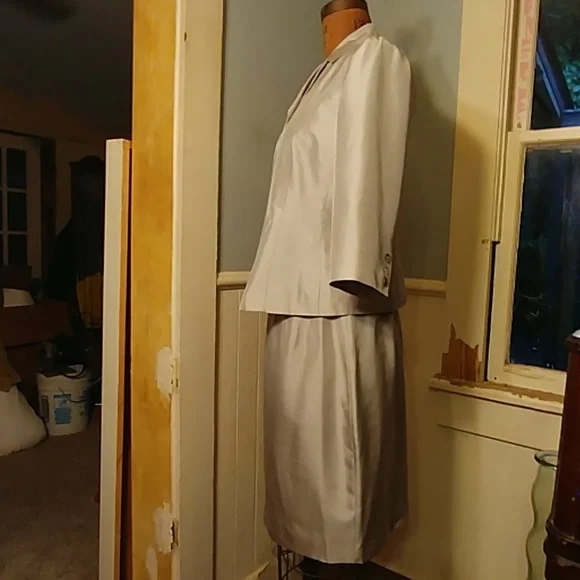 Ann Mali suit. This one has a HISTORY - Picture 6 of 8